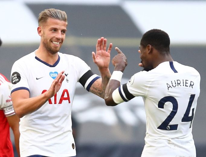 Toby Alderweireld s Serge Aurier slaví gól Tottenhamu