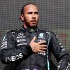 Lewis Hamilton slaví vítězství ve Velké ceně Británie 2021