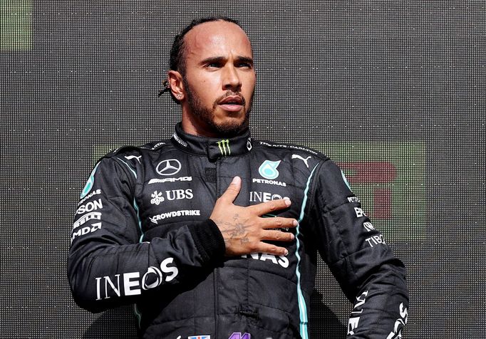 Lewis Hamilton slaví vítězství ve Velké ceně Británie 2021.