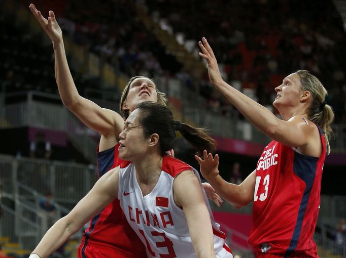 České basketbalistky Jana Veselá (vlevo) a Petra kulichová se snaží bránit Číňanku Xiaoli Čengovou v turnaji OH 2012 v Londýně.