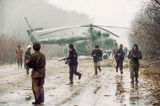 Sestřelená ruská helikoptéra nedaleko města Groznyj. Snímek pochází z roku 1994.