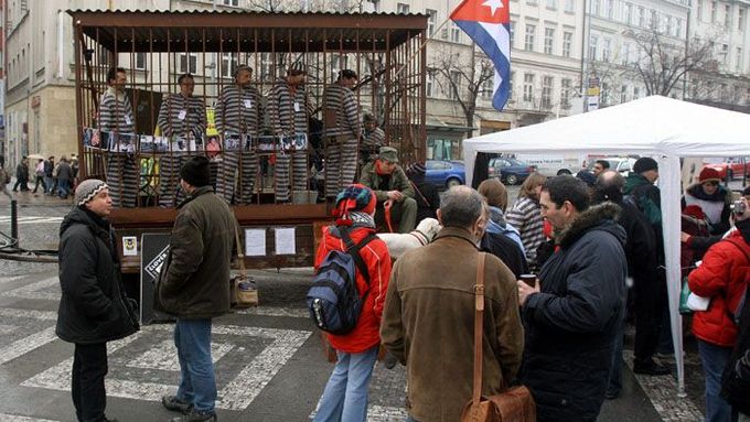 Na podporu kubánských disidentů demonstrovali aktivisté v Praze před měsícem.