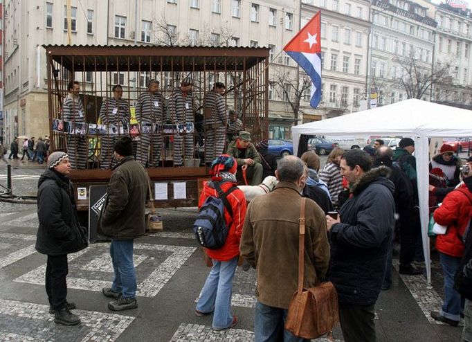 Cela bude stát na Václaváku do sobotního odpoledne, kdy akce ukončí průvod připomínající průvody "dam v bílém" - manželek politických vězňu - v Havaně.