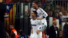 Fotbalisté Realu Madrid Cristiano Ronaldo a Sergio Ramos (na koni) slaví gól v utkání Primera División 2012/13 proti Barceloně.