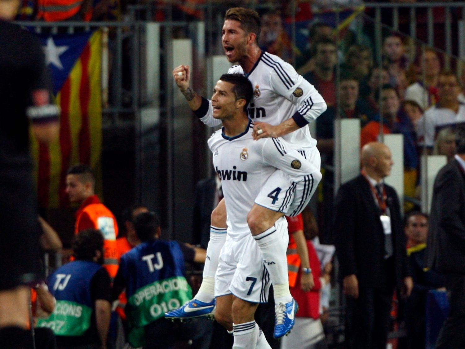 Fotbalisté Realu Madrid Cristiano Ronaldo a Sergio Ramos (na koni) slaví gól v utkání Primera División 2012/13 proti Barceloně.