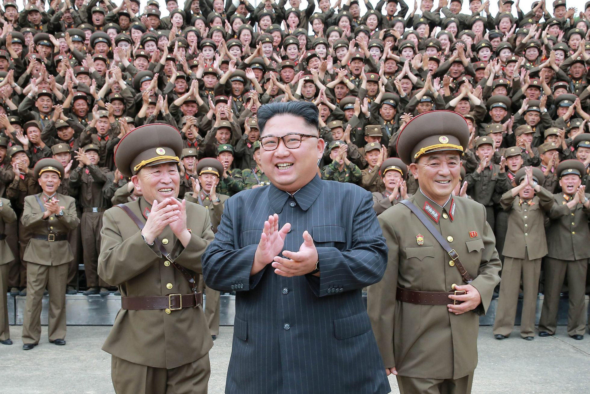 Kim Čong-un se rád fotografuje s vojáky.