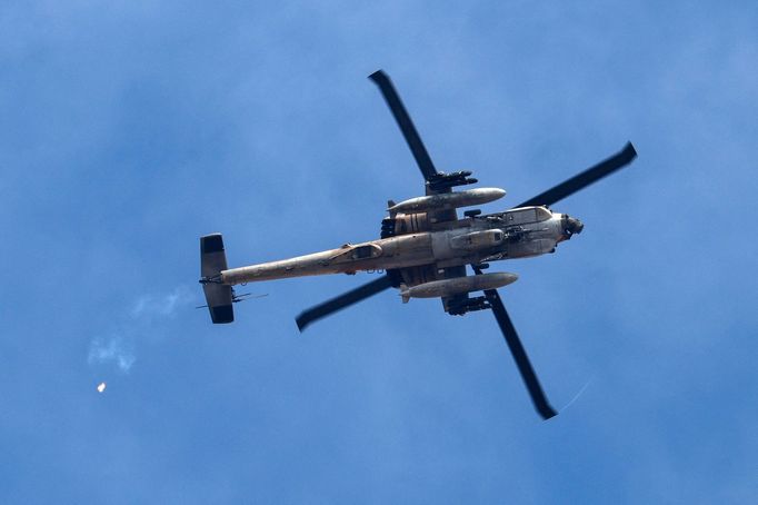 Izraelský vojenský vrtulník Apache letí nad Gazou, pohled z Izraele. 16. září 2025.