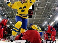 Mats Sundin (ve žlutém) naráží do bránkáře Tomáše Vokouna.