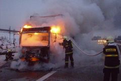Na D11 u Nymburka hořel kamion, dálnice stála