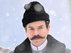 Ewan McGregor jako hrabě Rostov při natáčení seriálu Gentleman v Moskvě.