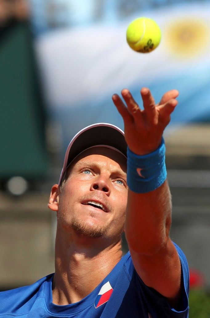 Český tenista Tomáš Berdych v semifinálovém utkání Davis Cupu 2012 s Argentincem Carlosem Berlocqem.