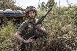 Odstřelovačky, důstojnice i zdravotnice. Tváře Ukrajinek, které bojují proti Rusům