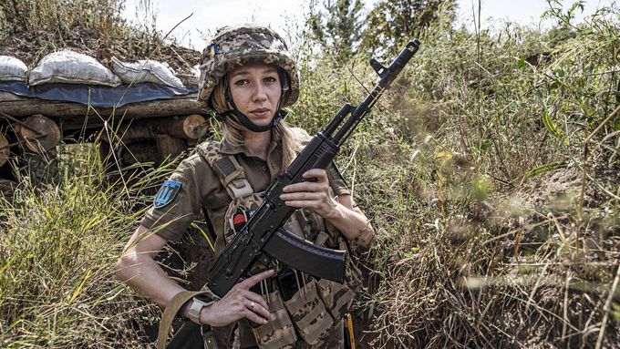 Odstřelovačky, důstojnice i zdravotnice. Tváře Ukrajinek, které bojují proti Rusům