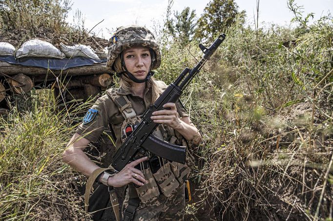 Fotografie ženy sloužící během ruské invaze na Ukrajinu v ukrajinské armádě. Datum pořízení snímku: 15. 8. 2022.