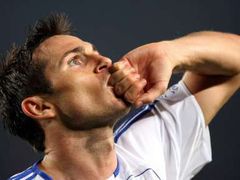 Frank Lampard z Chelsea slaví gól do sítě Barcelony v Champions League.