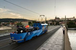 Formule na mazačce. Prahu brázdí ikonická tramvaj s nákladem, který budí pozornost