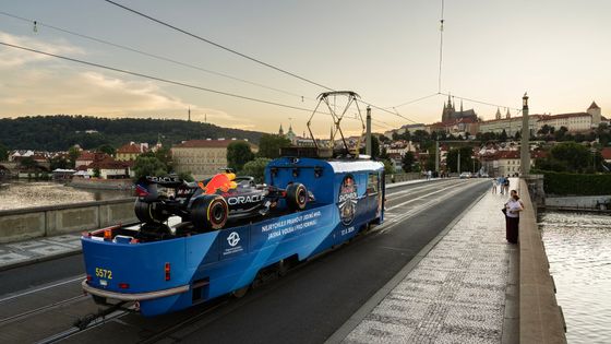 Formule na mazačce. Prahu brázdí ikonická tramvaj s nákladem, který budí pozornost