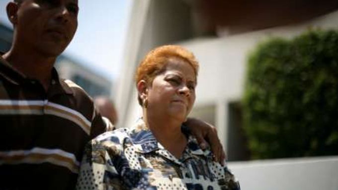 Matka J. Padilly odsouzeného v USA za podporu teroristů odchází ze soudní budovy