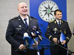Ředitel centrály proti terorismu a kybernetické kriminalitě Břetislav Brejcha (zcela vlevo).