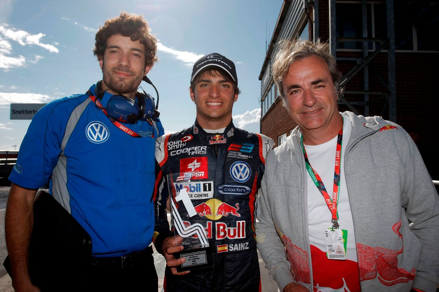 Britská F3 2012: Carlos Sainz junior (uprostřed) a Carlos Sainz (vpravo)