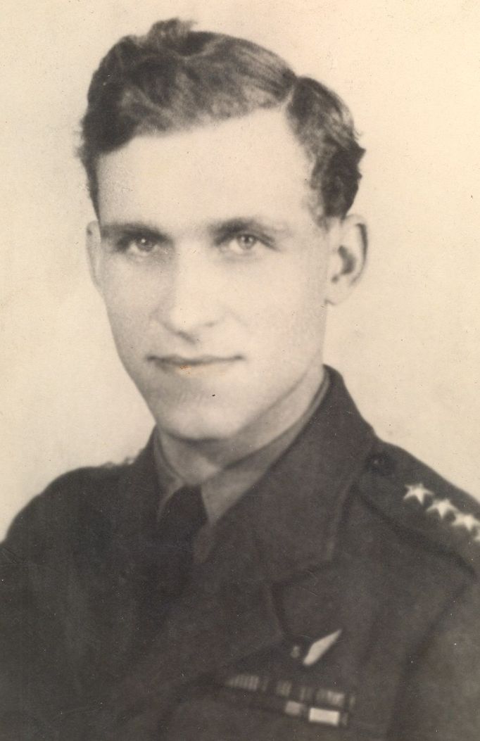 Otakar Černý ve věku 27 let jako kapitán letectva (1946).