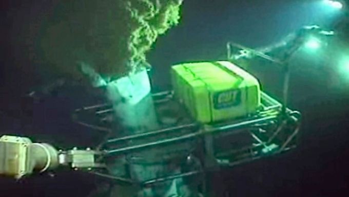 British Petroleum nyní avizoval další pokus. Experti zkusí prostřednictvím podmořských robotů na dálku odříznout poškozenou část stoupacího potrubí vrtu a nasadit na ně nový ventil.