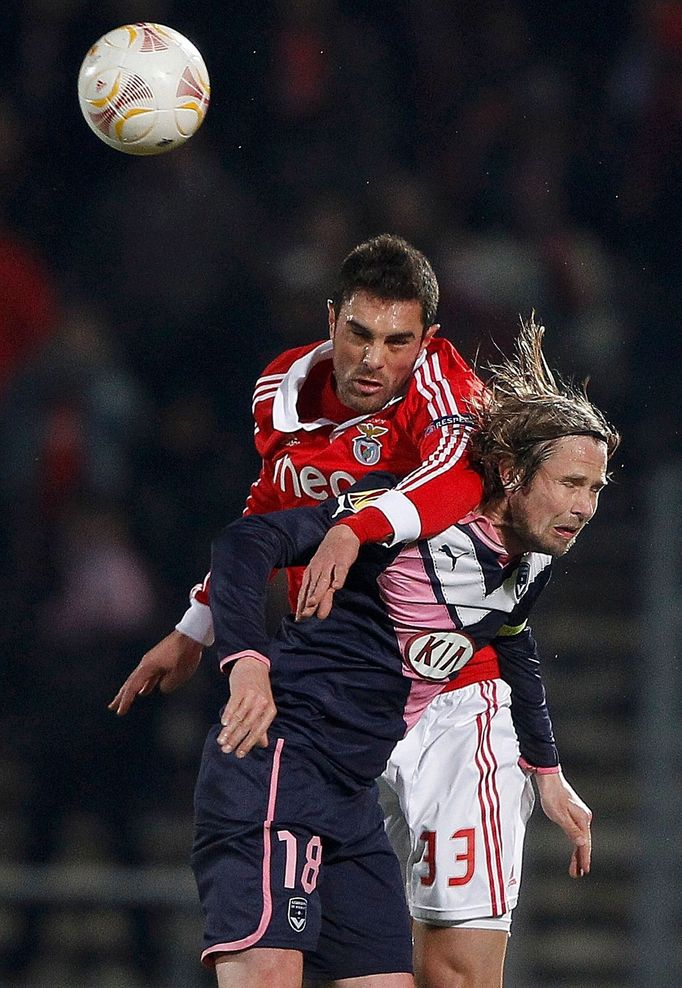 Fotbal, Evropská liga, Girondins Bordeaux - Benfica: Jaroslav Plašil - Jardel (vlevo)