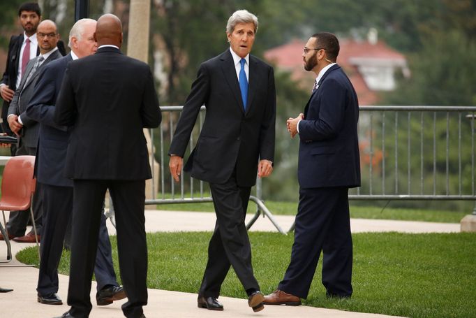 John Kerry přicházející na smuteční obřad v katedrále.