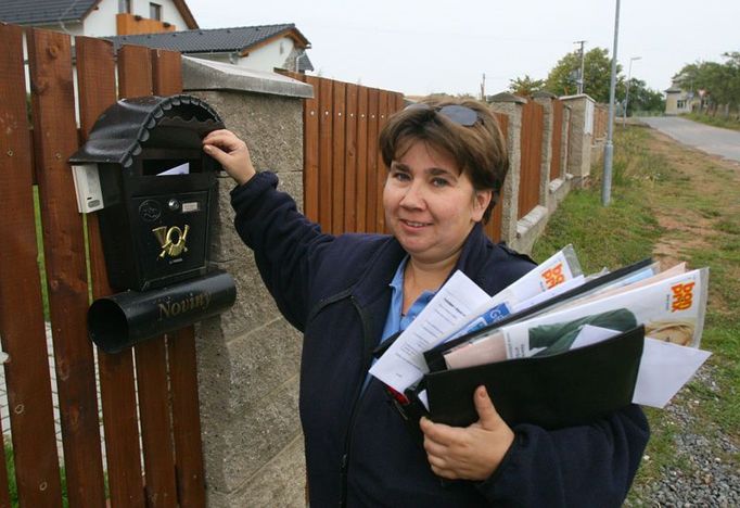 Svůj "rajón" znají doručovatelky dokonale, každý dům a každé jméno. Silvie Durcová vhazuje dopisy do schránek už šest let.