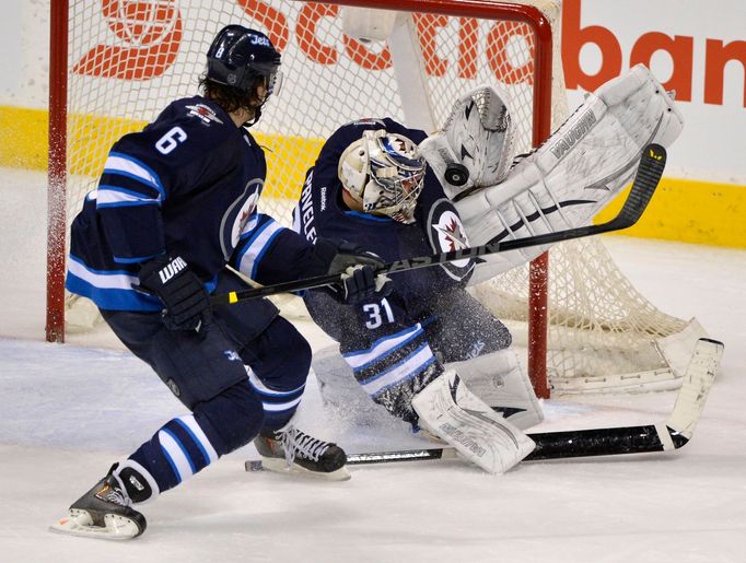 NHL: Ron Hainsey a Ondřej Pavelec (Winnipeg)