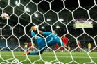 Harry Kane dává gól z penalty v zápase Kolumbie - Anglie na MS 2018