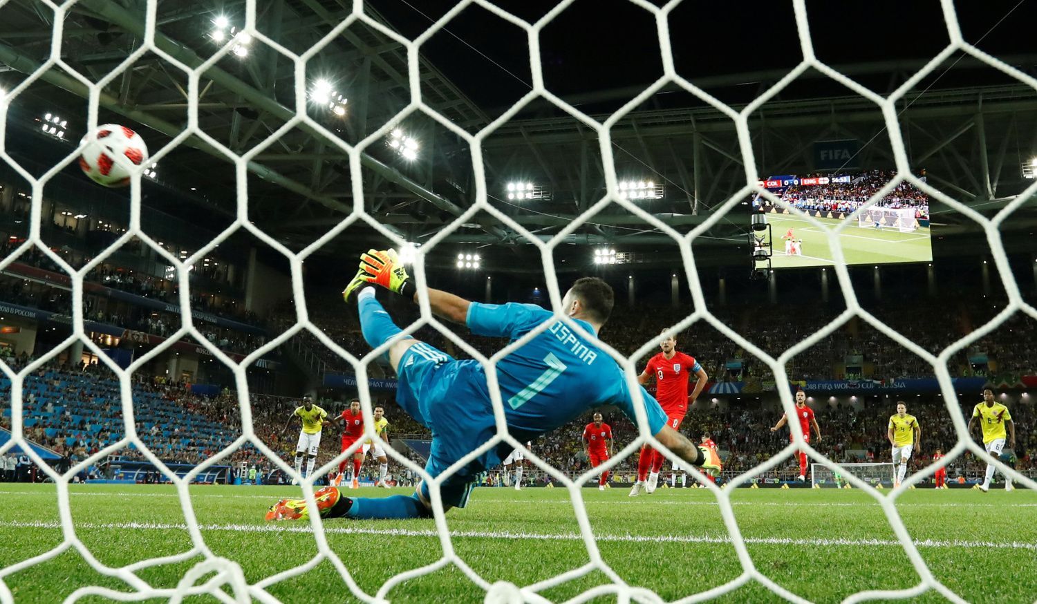 Harry Kane dává gól z penalty v zápase Kolumbie - Anglie na MS 2018