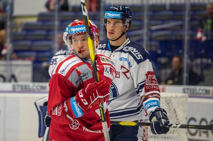 33. kolo hokejové Tipsport extraligy, Vítkovice - Třinec: Patrik Hrehorčák (Třinec) a Daniel Krenželok (Vítkovice).