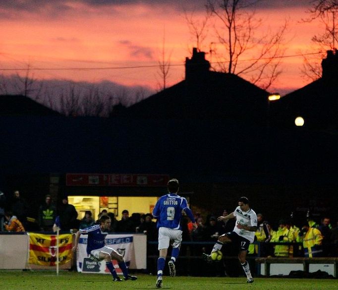 Zápas Macclesfield Town - Everton se konal za zajímavého světla