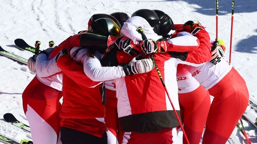 Radost rakouských lyžařů z vítězství v závodů týmů na ZOH v Pekingu