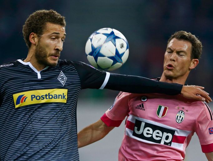 Fabian Johnson (Mönchengladbach) a Stephan Lichsteiner (Juventus) v Lize mistrů 2015-16