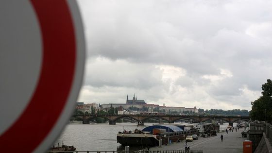 Vltava dosáhla prvního stupně a náplavky se začaly vyklízet