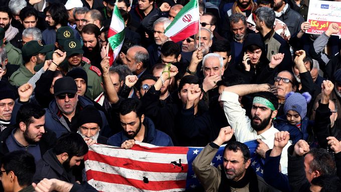 Většina soudných Íránců si uvědomuje, že země není v pozici, aby mohla čelit masivnímu americkému útoku, míní redaktor Aktuálně.cz Martin Novák.