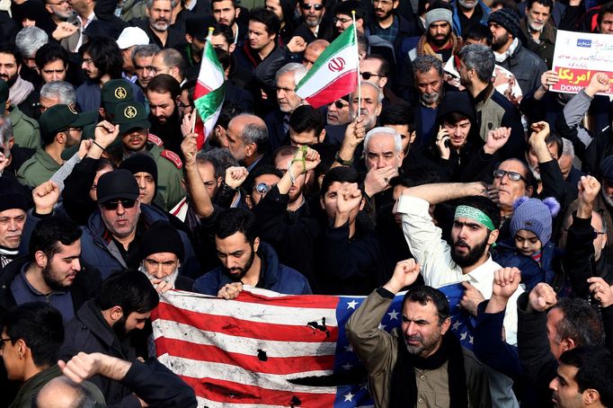 Íránci v ulicích oplakávali generála Kásima Sulejmáního