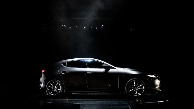V pražském Vinohradském pavilonu se pouhé dva týdny po oficiální premiéře v Los Angeles ukázala nová Mazda3.