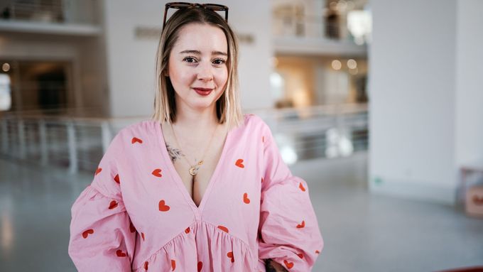 "Muži ženy znásilňují, bijí, týrají a zabíjejí po staletí a teď se najednou mají cítit dotčeni tím, že si z nich někdo dělá legraci?" míní Zelinková.
