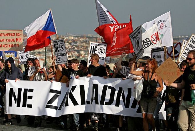 U cíle. Demonstranti vyšli kopec k Pražskému hradu.