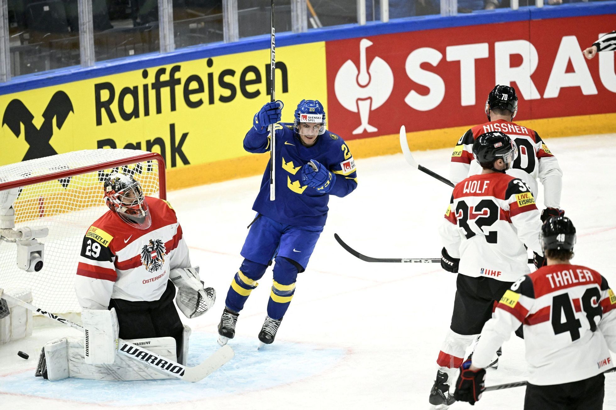 Andre Petersson slaví gól v zápase Švédsko - Rakousko na MS 2023