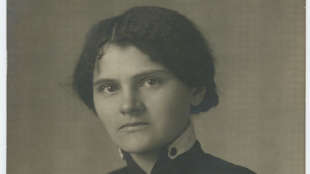 Luisa Landová-Štychová se narodila v době, kdy ženy nemohly cestovat do zahraničí bez souhlasu manžela. Stala se jednou z prvních československých poslankyň, hájila zájmy žen.