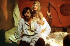 Surový Jiří Bartoška. Vávrova středověká freska Oldřich a Božena romantiku odstřihla