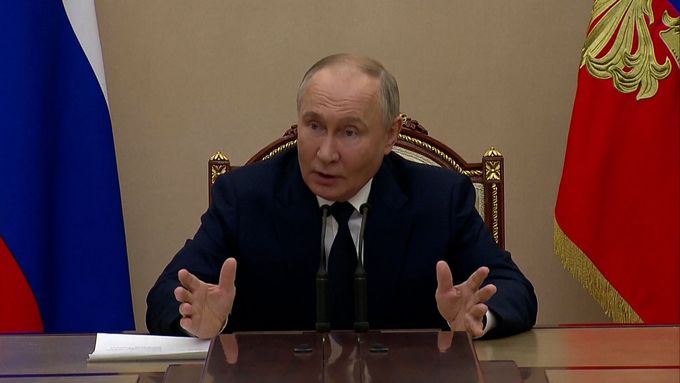 Putin kázal obměněné vládě: "Je třeba co nejvíce otevřít ministerstvo obrany".