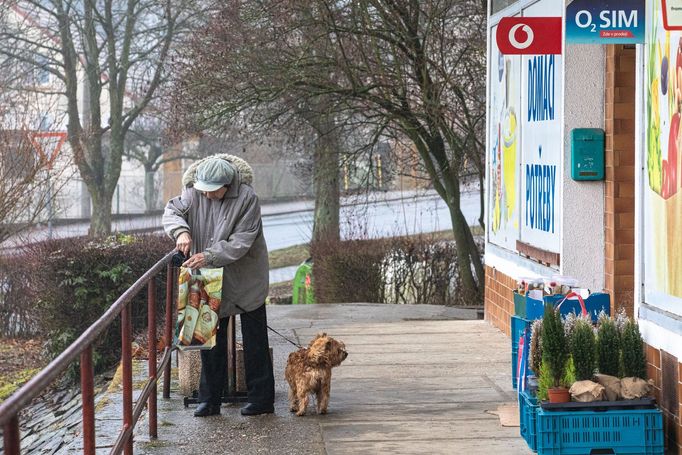 Uhelná elektrárna Chvaletice a její okolí.