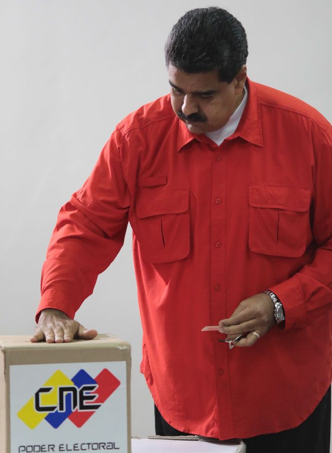 Venezuelský prezident Nicolás Maduro odevzdal svůj hlas krátce po otevření volebních místností, doprovázela ho manželka Cilia Floresová a skupina předních politiků.