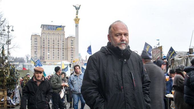 Na snímku z roku 2014 je spisovatel Andrej Kurkov na kyjevském náměstí Nezávislosti, kde se tehdy konaly protivládní protesty.