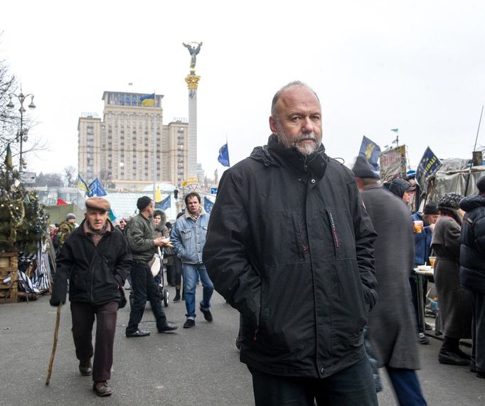 Na snímku z roku 2014 je spisovatel Andrej Kurkov na kyjevském náměstí Nezávislosti, kde se tehdy konaly protivládní protesty.